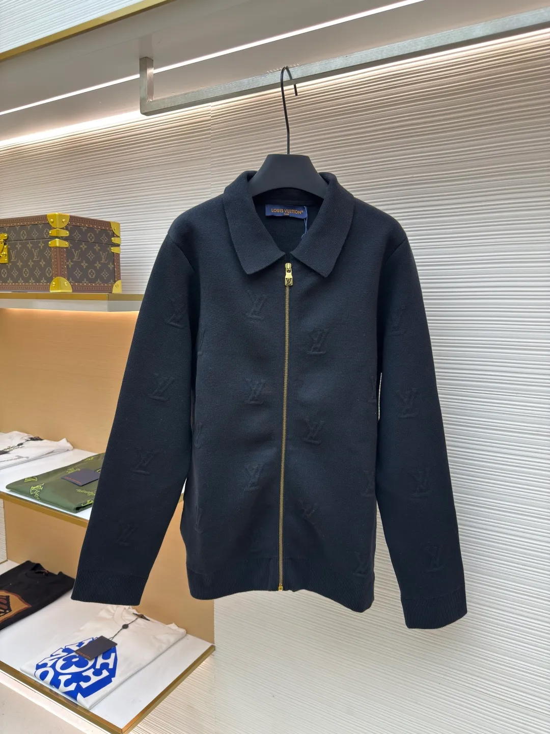 LOUIS VUITTON dark pattern embossed woolen jacket ●Authentic product: Purchased and developed by 24248 ●Item number: 1680578-D15 ●Fabrics: combed cotton fabric ●Technology: embossed woolen fabric ●Version: fitted version ●Weight: about 705 grams ●Size: XS-S-M-L ●Description: Lapel zipper cardigan. The yarn is made of 2 strips of 2/60 fully combed cotton on the bottom + 5 strips of polyester + 1 strip of high-elastic drawstring. The loom is a 14-needle STOLL machine imported from Germany. Each piece of weaving takes 390 minutes. Due to the particularity of this organization, the stability requirements of the machine are very high, and many machines cannot do it. The weaving time is very long, and it is easy to produce waste pieces when weaving the piece, and the loss will be very large; the sewing disc is sewn with a 20-needle disc. The overall wiring is straight and delicate, the fabric is comfortable and soft, and the color is consistent without color difference. It can be matched with the same style to create a fashionable look and control various occasions. Customized accessories, complete with three standards, same style for men and women!